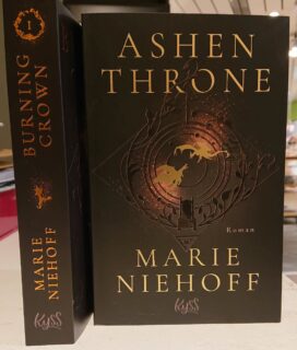 Ashen Throne 🐉
Band 2 der fesselnden Drachensaga ist hier!
Für alle Fourth Wing-Fans und doch ganz anders
* starke FMC
* forbidden Love
* düsteres War-Setting ⚔️
* Spice-Level 🌶️ 🌶️ 🌶️ von 5