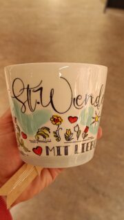 Exklusiv und nur bei uns in St. Wendel erhältlich: Die St. Wendel Edition mit (handbemalter) Tasse, Frühstücksbrettchen, Einkaufstasche, Magnet und Glückstaler. Die Tasse ist auf 324 Expl. limitiert.
#stwendel #sanktwendelerland #stwendelerleben #stwendelerland #sanktwendel
