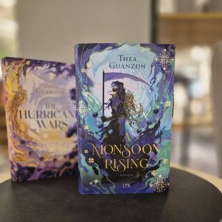 A Monsoon Rising
Der zweite Teil der Fantasy-Saga von Thea Guaszon ist endlich eingetroffen!
* starke FMC
* originelles Worldbuilding mit raffinierter Magie
* spannendes War-Setting
* Enemies-to-Lover Trope
* Slow-Burn-Romance 
* Spice-Level 🌶️🌶️ von 5