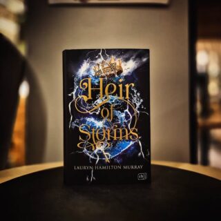 ✨DAS Fantasy-Debüt des Jahres!✨
* komplexes Court-Worldbuilding mit stürmischer Magie 🌪️ 
* Turnier-Setting 🏆 
* vielschichtige Charaktere 
* starke FMC 
* Love Triangle
* 🌶️ von 5